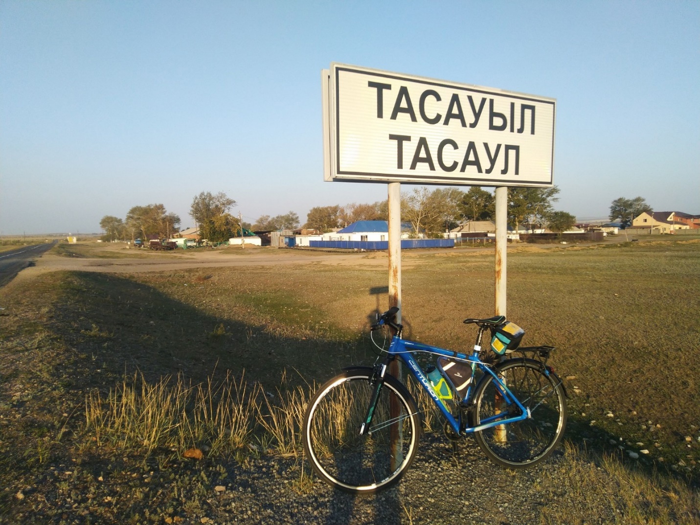 7:50. Отличное утро. Хорошо ехать в степи, движение не очень большое с утра.