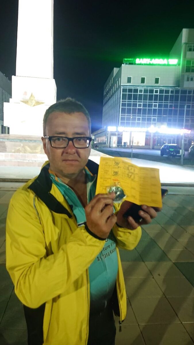 «Какой-то ты не сильно радостный» пробовал рассмешить меня Кайрат сразу после вручения заветной награды. Сил не осталось 🙂