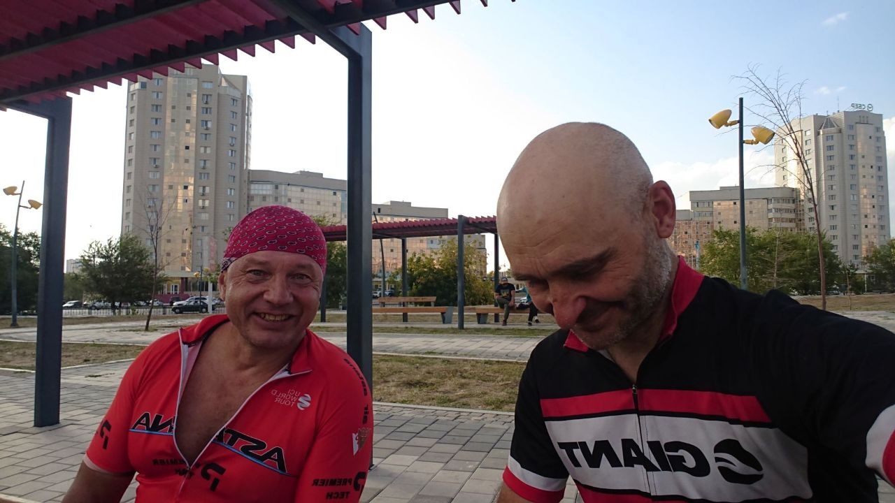 Счастливый Сергей с Мишей у парка Победы. На 300 км у него ушло чуть больше 12 часов. Крутой результат для 54 лет!!!